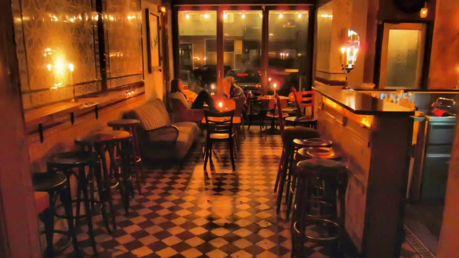 Tatort schauen, kickern und Whisky Sour trinken im Damensalon | Mit  Vergnügen Berlin, image size:1476x830