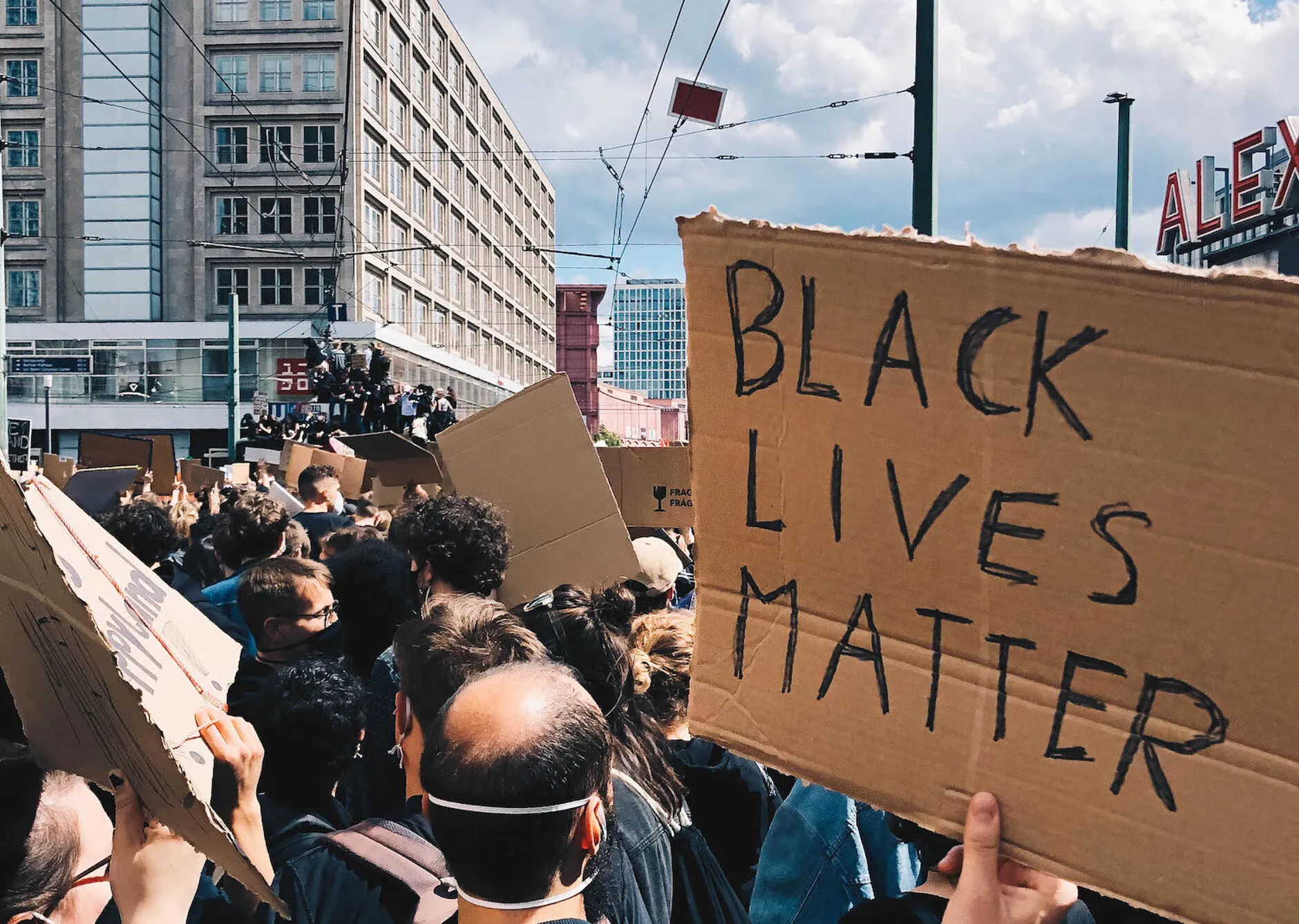 Listen to Geschichten, die bleiben podcast | Deezer, image size:1880x1338