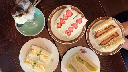 Eine Auswahl am japanischn Sandwiches, herzhaft und süß, und ein Matcha Parfait im Yume