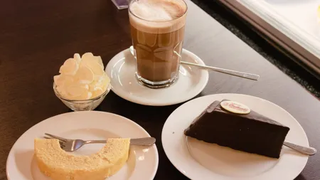 Zweierlei Baumkuchen und heiße Schokolade mit Sahne in der Buchwald Konditorei Café in Moabit