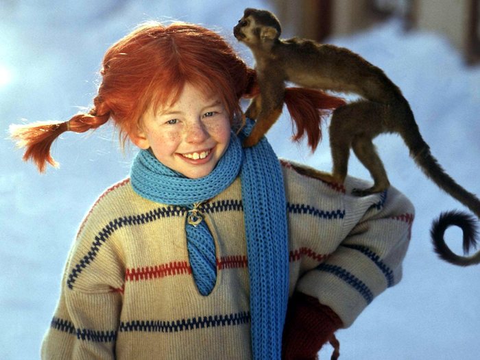 Lächelnd trägt die Schauspielerin Inger Nilsson in einem Film von 1968 als "Pippi Langstrumpf" an einem kalten Wintertag ihr Äffchen "Herr Nilsson" auf der Schulter spazieren (Szenenfoto). Die schwedische Kinderbuchautorin und Pippi Langstrumpf-Erfinderin Astrid Lindgren ist in Stockholm im Alter von 94 Jahren gestorben. Ihre Tochter Karin Nyman teilte am 28.1.2002 mit, die Schriftstellerin sei seit einigen Monaten als Folge einer Virusinfektion «sehr geschwächt gewesen» und in ihrer Wohnung «still und sanft» eingeschlafen. Ihre Bücher wie «Wir Kinder aus Bullerbü», «Ronja Räubertochter» und «Kalle Blomquist» sind weltweit in über 120 Millionen Exemplaren verbreitet und in mehr als 80 Sprachen übersetzt worden. Nur für redaktionelle Verwendung.