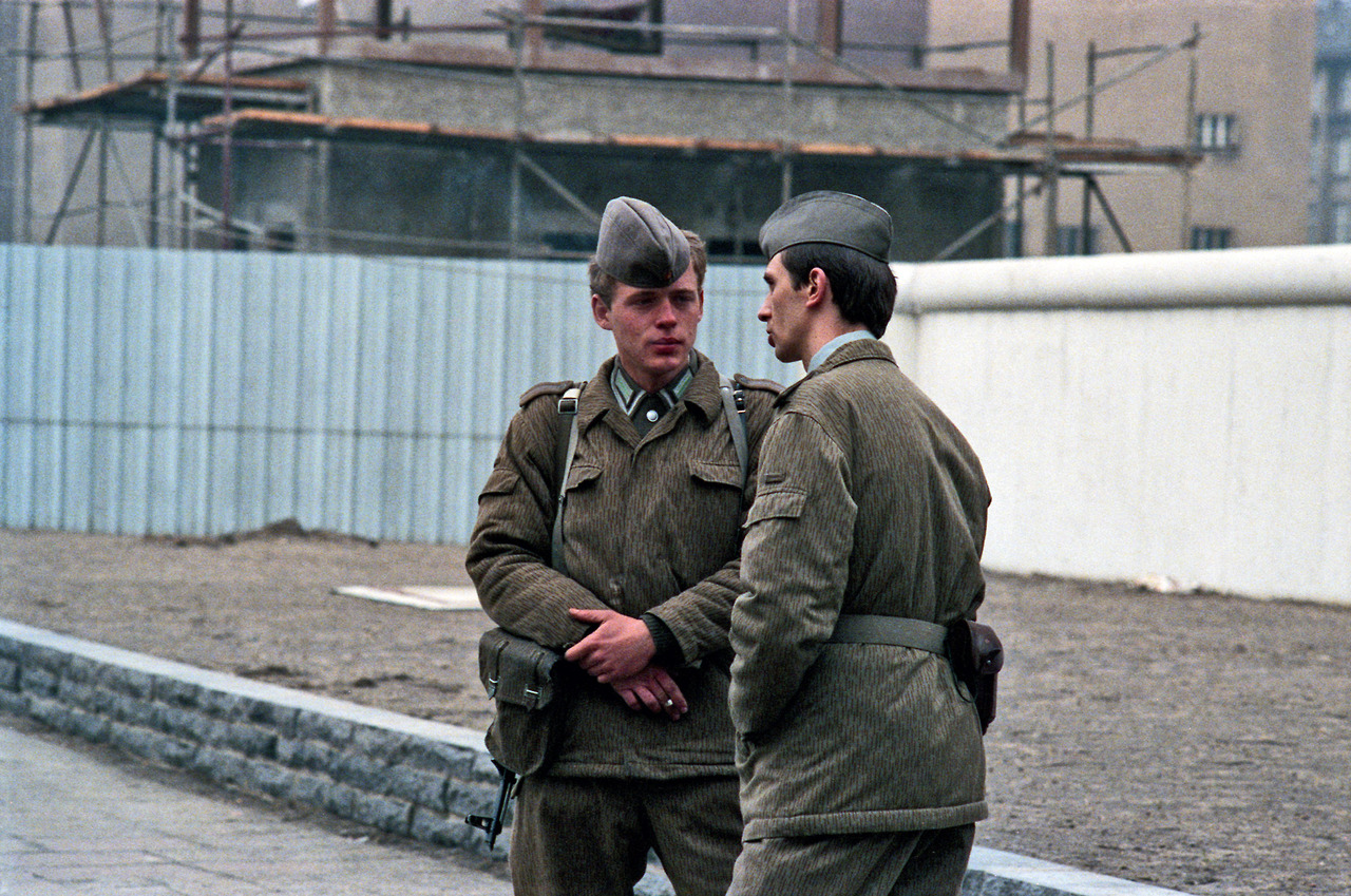 Гдр подробное описание серий. Солдаты ГДР Берлинская стена 1989. Солдат Штази ГДР 1989. Пограничники ГДР стена Берлин. ГДР 2.0.