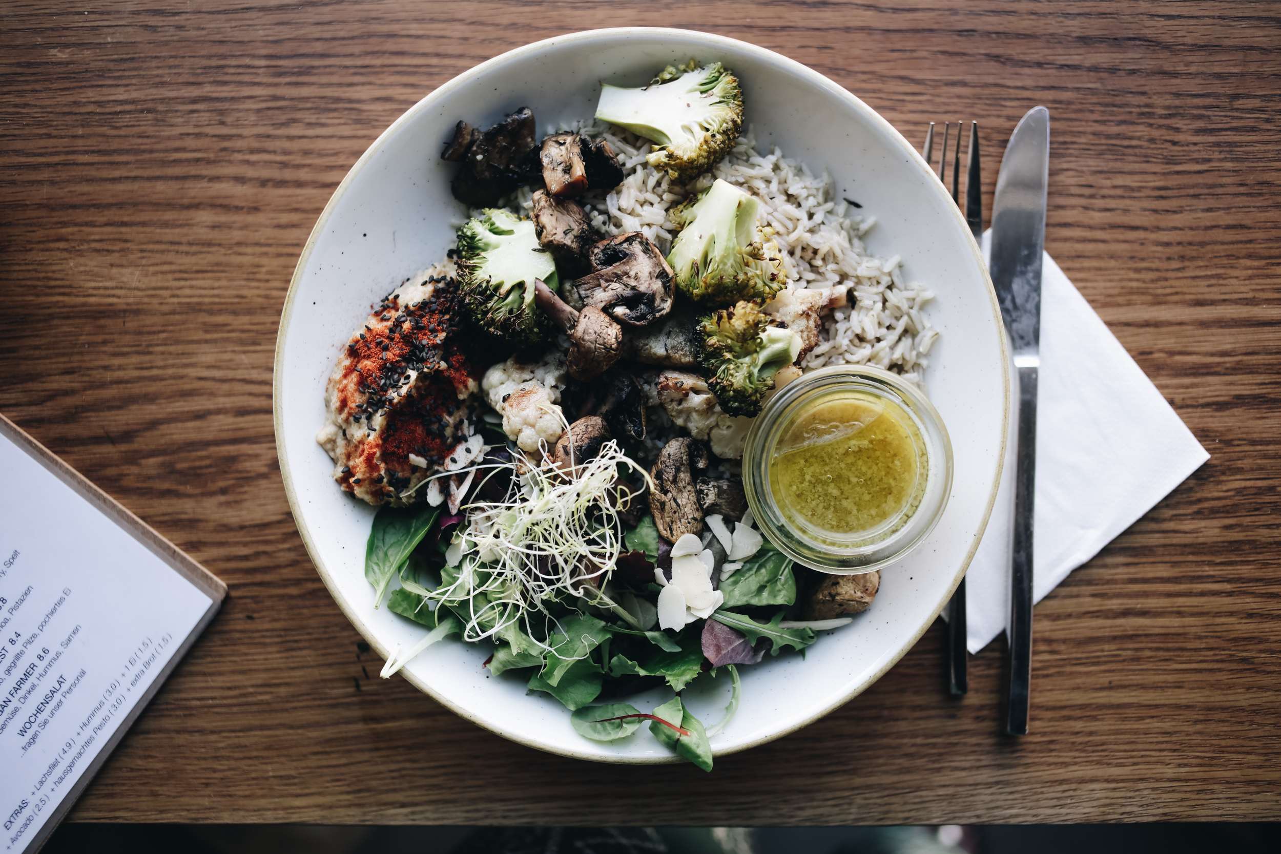 Salatbowls und pochierte Eier im Fechtner Mit Vergnügen Berlin