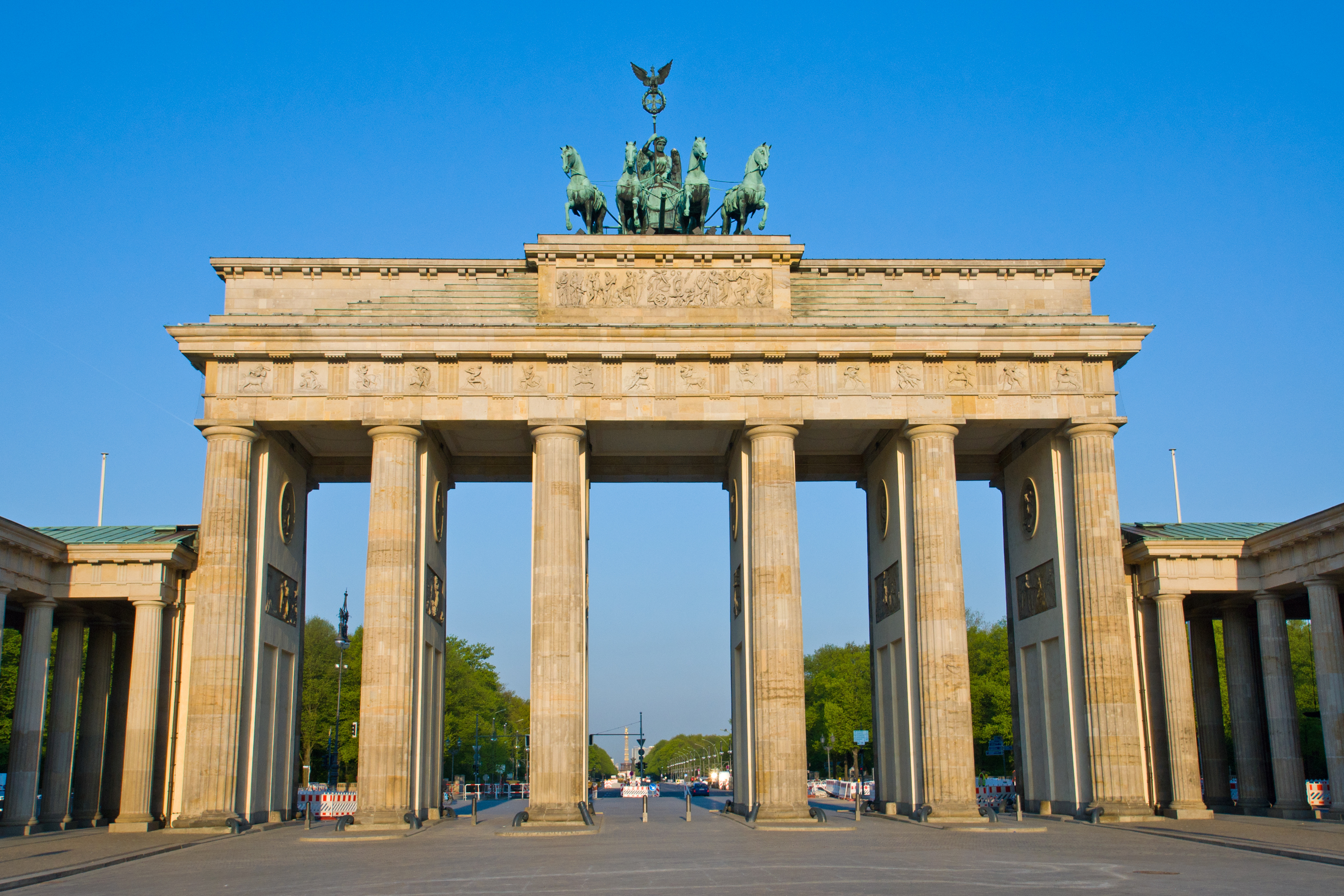 Nackt mit dem Fahrrad durchs Brandenburger Tor fahren