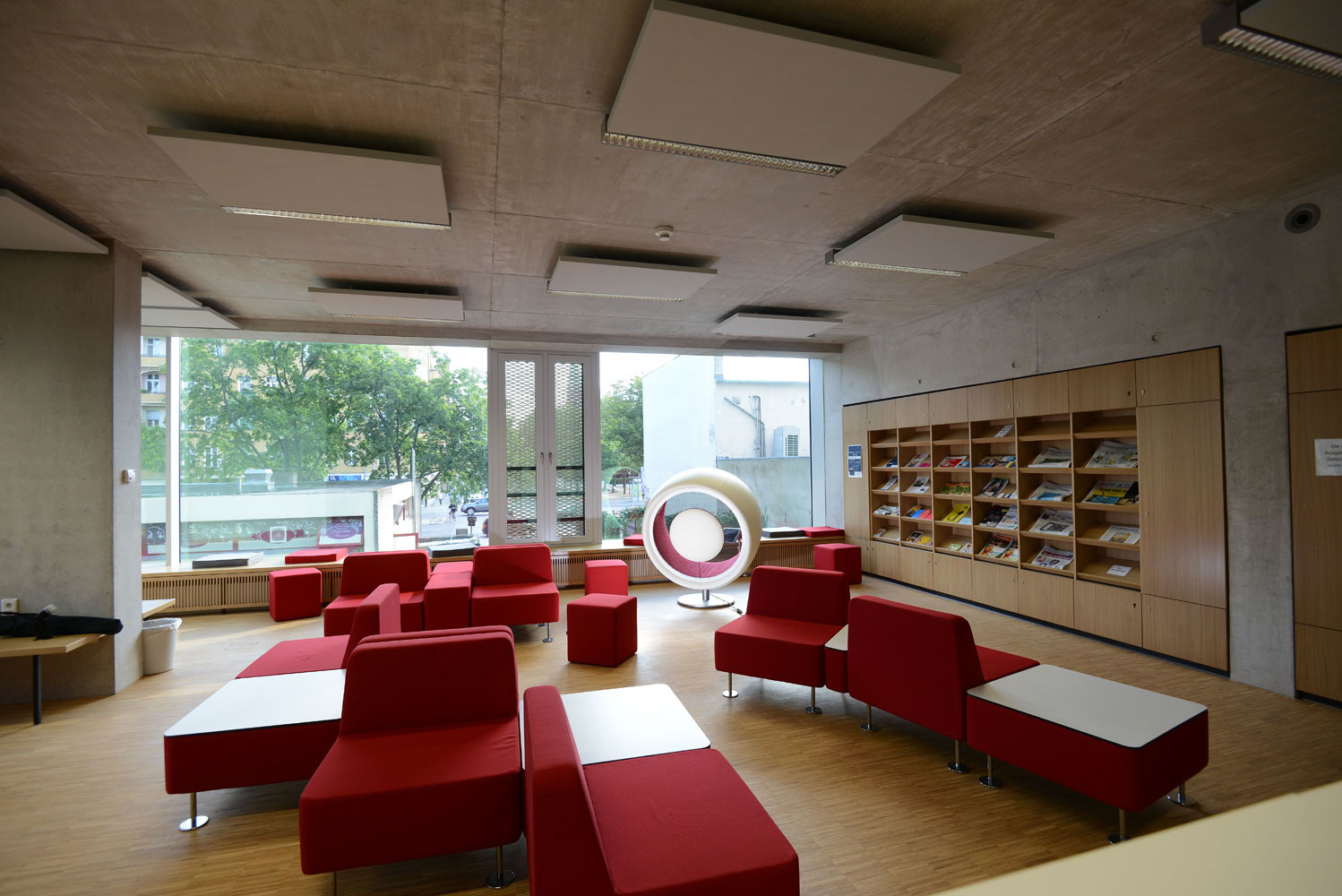 Bücher wälzen in der gläsernen SchillerBibliothek Mit Vergnügen Berlin