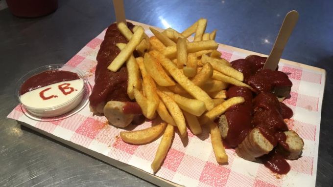 Hier könnt ihr die beste Currywurst in Berlin essen Mit