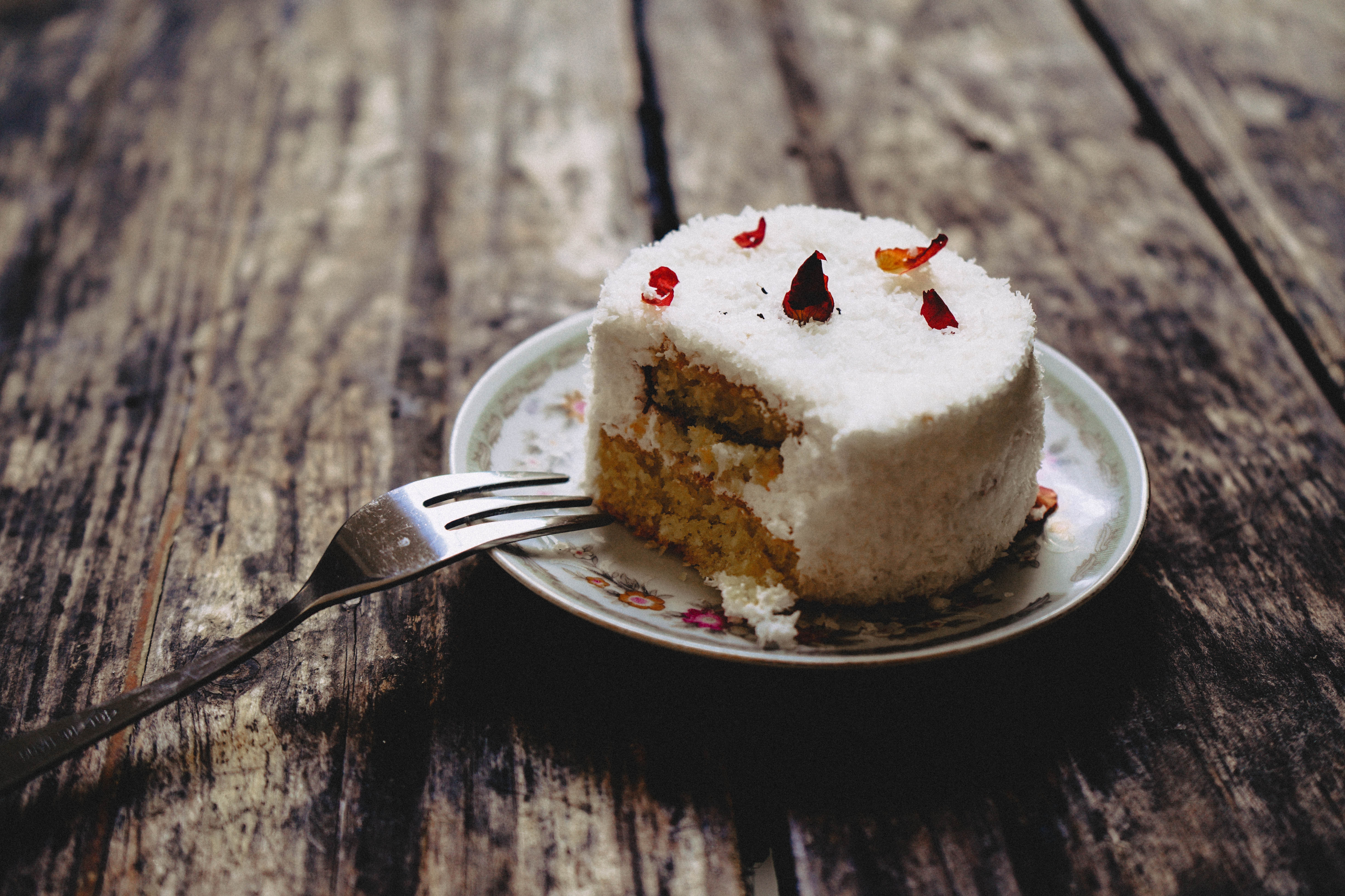 There is cake on the table. Пирожное Вдохновение. Готовка десертов. Десерты Минимализм. Десерты фон.