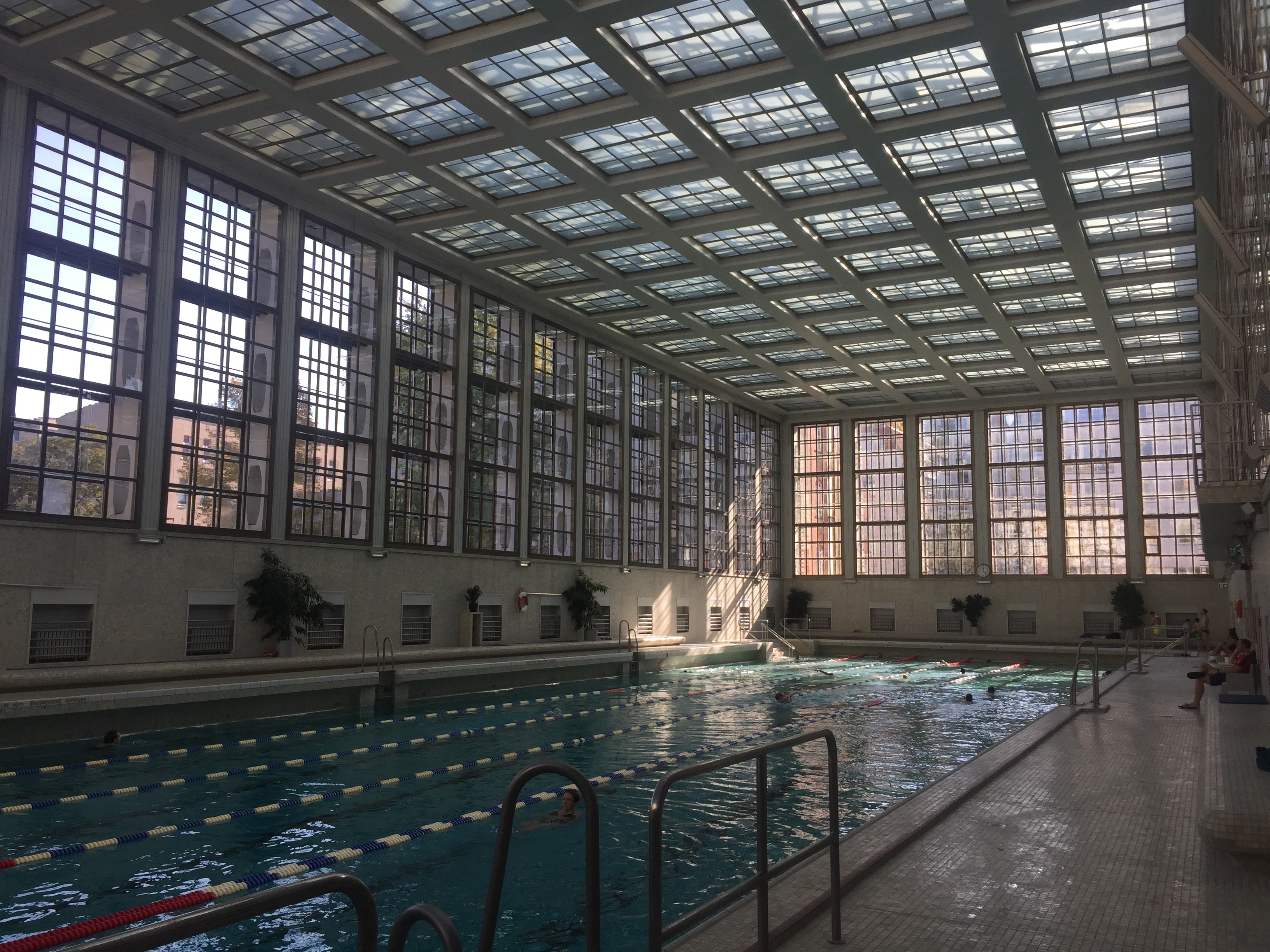 Im gläsernen Stadtbad Mitte untertauchen | Mit Vergnügen Berlin, image size:3264x2448