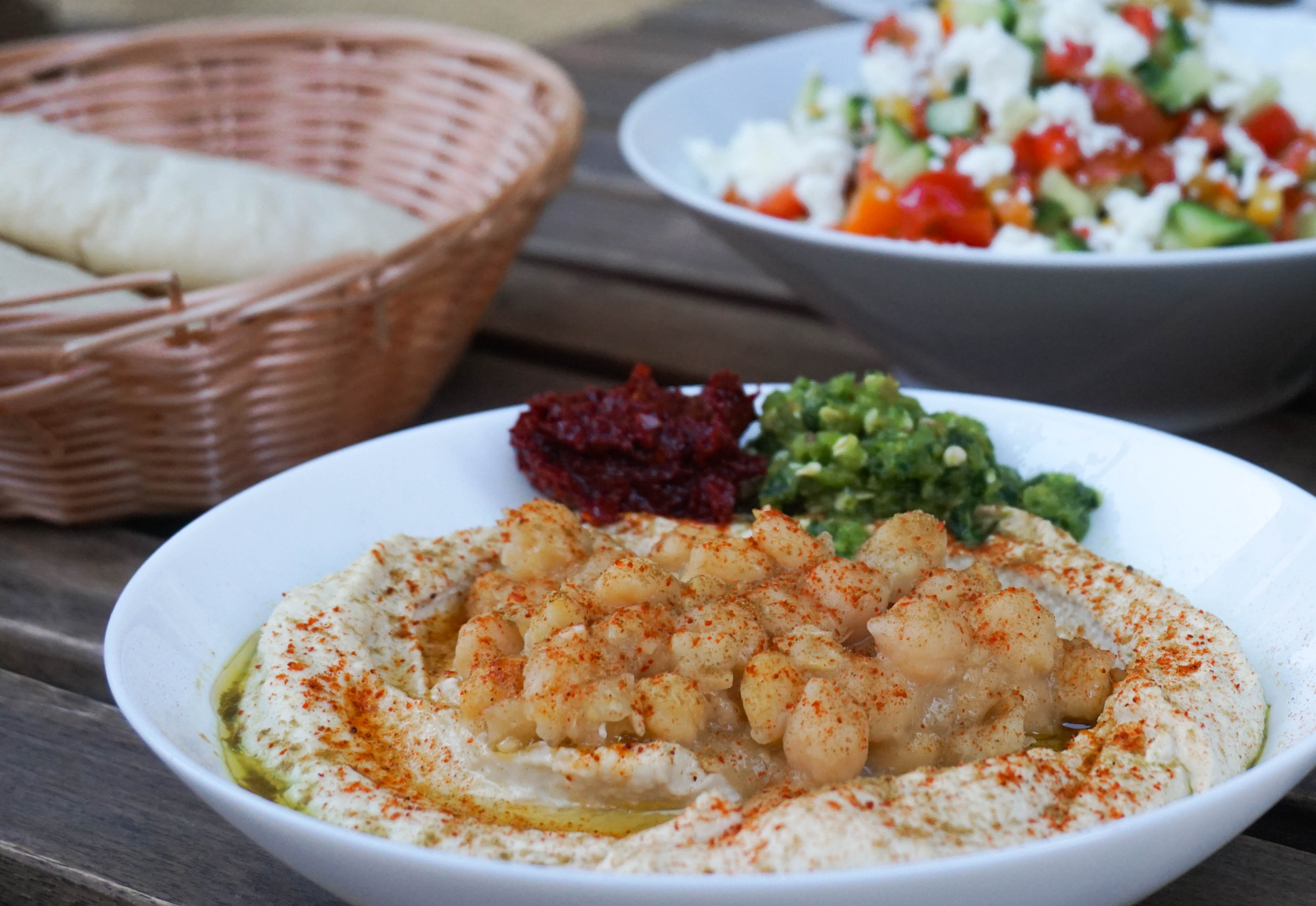 Leckerer Hummus und Pita aus Dinkelmehl im Barwas in Friedrichshain