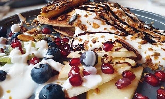 Die veganen und glutenfreien Pancakes mit Cashewjoghurt und Beeren im Yoga Cafè Mindful Life
