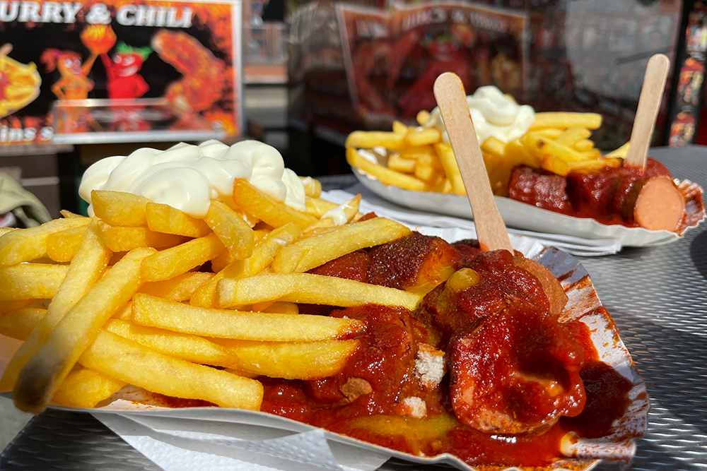 Die schärfste Currywurst Berlins essen bei Curry & Chili Mit