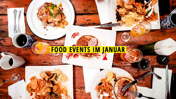 Food Events im Januar Titelbild. Das Foto zeigt einen Holztisch, darauf Teller mit Pancakes und herzhaftem Frühstück.