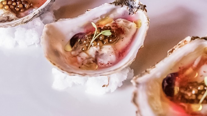 Drei frische Austern mit Kaviar