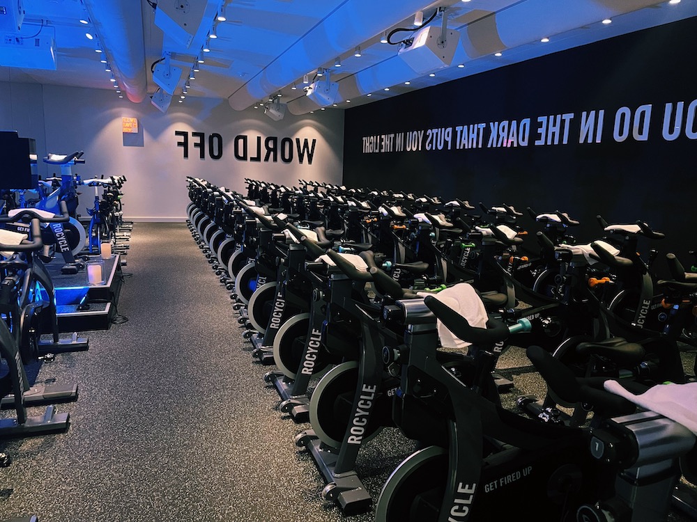 Beim Indoor Cycling von Rocycle zu lauten Beats strampeln Mit
