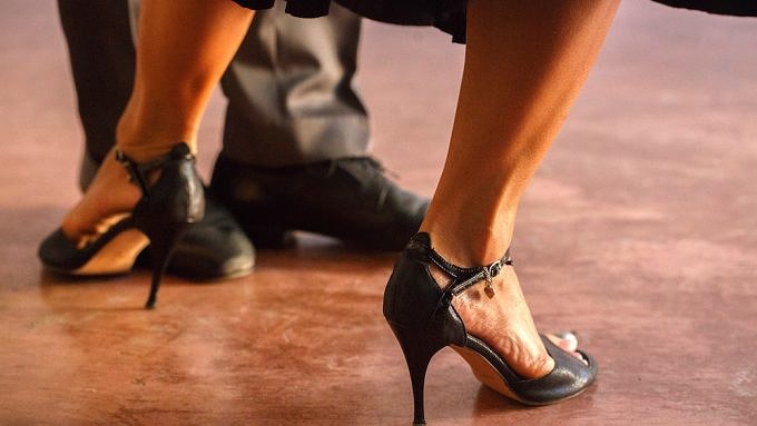 Die Füße und Schuhe von zwei Tangotänzer*innen