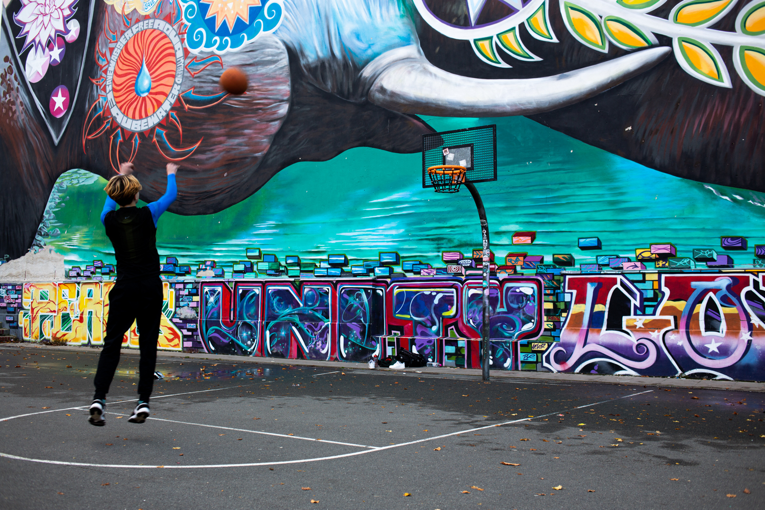 Unter Graffitis im TheodorWolffPark zocken Mit Vergnügen Berlin