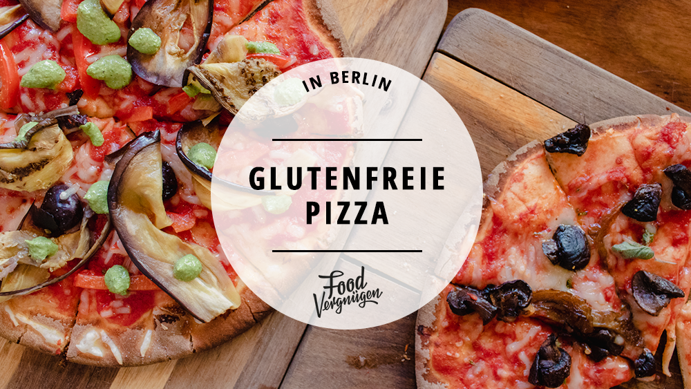 Titelbild für den Guide zu glutenfreier Pizza in Berlin. Zwei glutenfreie Pizzen auf einem Tisch mit weißer Tischdecke, davor ein weißer Kreis mit der Aufschrift: Glutenfreie Pizza