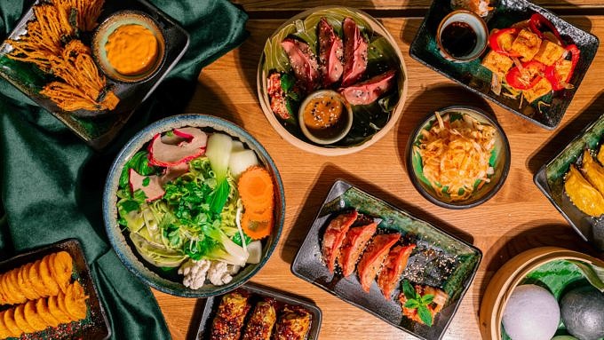 Üppig gedeckter Tisch mit Dumplings, Bowls und Kleinigkeiten im Home of Dumplings