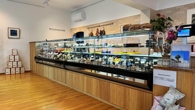 Die fünf Meter lange Käsetheke bei La Cantine d'Augusta am Savignyplatz